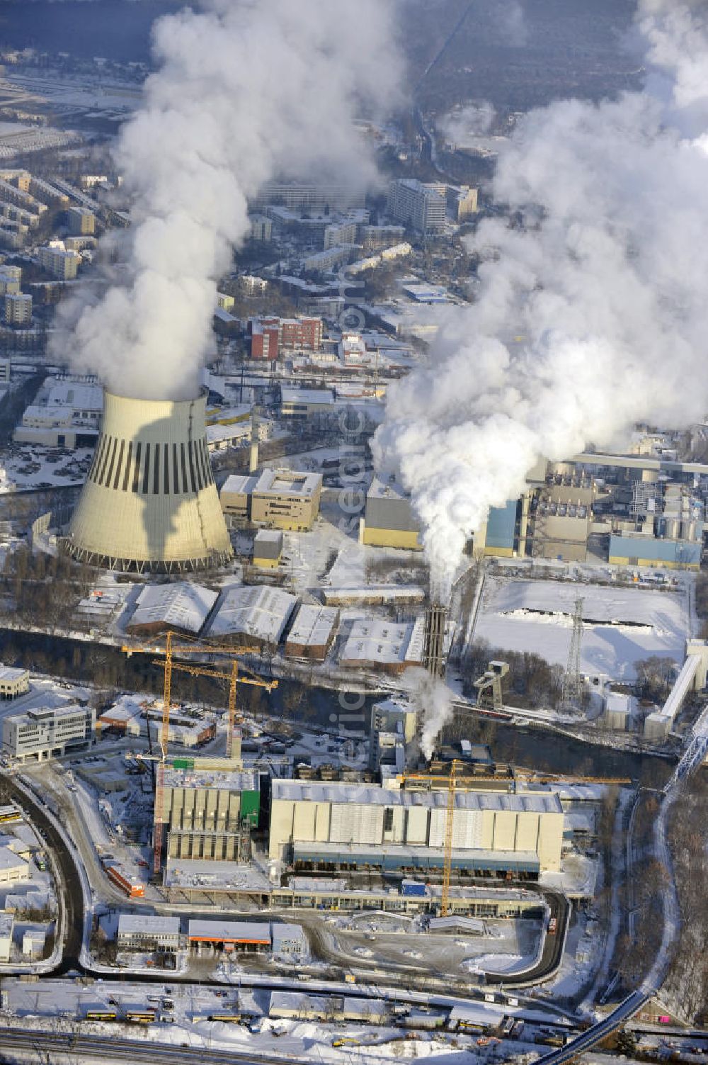 Berlin from the bird's eye view: Winterlich verschneite Baustelle der Ausbaufläche der Müllverbrennungsanlage Ruhleben der Berliner Stadtreinigung (BSR). Beteiligt sind u.a. die SIAG Schaaf Industrie AG. Expansion area of the incinerating plant Ruhleben of the Berlin City Cleaning (BSR).