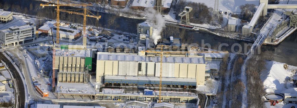 Aerial image Berlin - Winterlich verschneite Baustelle der Ausbaufläche der Müllverbrennungsanlage Ruhleben der Berliner Stadtreinigung (BSR). Beteiligt sind u.a. die SIAG Schaaf Industrie AG. Expansion area of the incinerating plant Ruhleben of the Berlin City Cleaning (BSR).