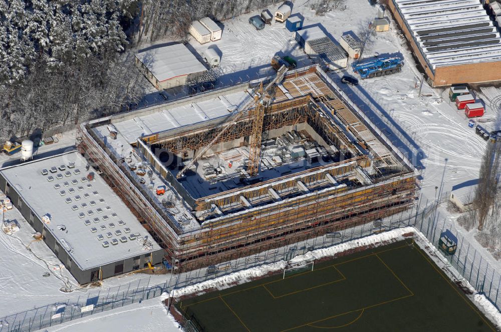 Aerial photograph Berlin - Blick auf die winterlich verschneite Baustelle der Großsporthalle / Sporthalle Alte Försterei in Köpenick. Die Baustelle gehört zu den umliegenden Sportstätte am Stadion welches Heimspielstätte des 1. FC Union Berlin ist. Das Stadion sowie die umliegenden Sportstätten werden im Norden durch den Volkspark Wuhlheide, im Osten durch die Hämmerlingstraße, im Süden durch die Wuhle (die an dieser Stelle in die Spree mündet) und im Westen durch die Straße An der Wuhlheide begrenzt. Seit Frühjahr 2008 erfolgt der Umbau der Ballstätten zu einer Großsporthalle. Kontakt Architekt: Numrich Albrecht Klumpp, Gesellschaft von Architekten mbH, Architekten BDA, Kohlfurter Straße 41-43, 10999 Berlin, Tel. 030 6167692 0, Fax 030 6167692 30, info@nak-architekten.de (BANZHAF Bau)