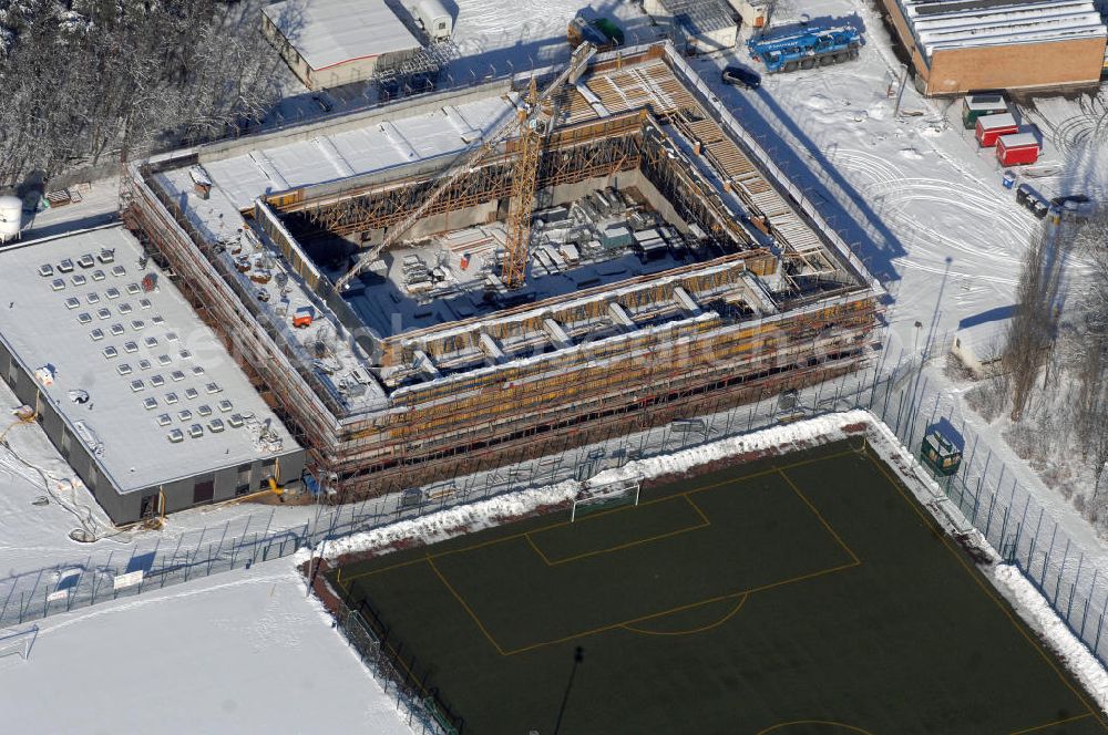 Berlin from above - Blick auf die winterlich verschneite Baustelle der Großsporthalle / Sporthalle Alte Försterei in Köpenick. Die Baustelle gehört zu den umliegenden Sportstätte am Stadion welches Heimspielstätte des 1. FC Union Berlin ist. Das Stadion sowie die umliegenden Sportstätten werden im Norden durch den Volkspark Wuhlheide, im Osten durch die Hämmerlingstraße, im Süden durch die Wuhle (die an dieser Stelle in die Spree mündet) und im Westen durch die Straße An der Wuhlheide begrenzt. Seit Frühjahr 2008 erfolgt der Umbau der Ballstätten zu einer Großsporthalle. Kontakt Architekt: Numrich Albrecht Klumpp, Gesellschaft von Architekten mbH, Architekten BDA, Kohlfurter Straße 41-43, 10999 Berlin, Tel. 030 6167692 0, Fax 030 6167692 30, info@nak-architekten.de (BANZHAF Bau)