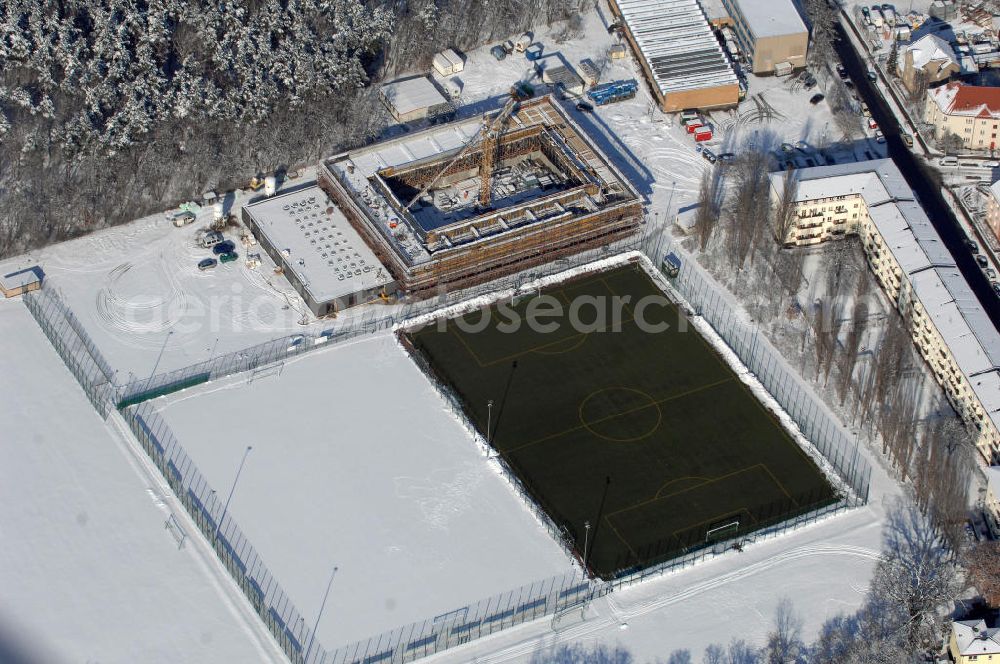 Berlin from the bird's eye view: Blick auf die winterlich verschneite Baustelle der Großsporthalle / Sporthalle Alte Försterei in Köpenick. Die Baustelle gehört zu den umliegenden Sportstätte am Stadion welches Heimspielstätte des 1. FC Union Berlin ist. Das Stadion sowie die umliegenden Sportstätten werden im Norden durch den Volkspark Wuhlheide, im Osten durch die Hämmerlingstraße, im Süden durch die Wuhle (die an dieser Stelle in die Spree mündet) und im Westen durch die Straße An der Wuhlheide begrenzt. Seit Frühjahr 2008 erfolgt der Umbau der Ballstätten zu einer Großsporthalle. Kontakt Architekt: Numrich Albrecht Klumpp, Gesellschaft von Architekten mbH, Architekten BDA, Kohlfurter Straße 41-43, 10999 Berlin, Tel. 030 6167692 0, Fax 030 6167692 30, info@nak-architekten.de (BANZHAF Bau)