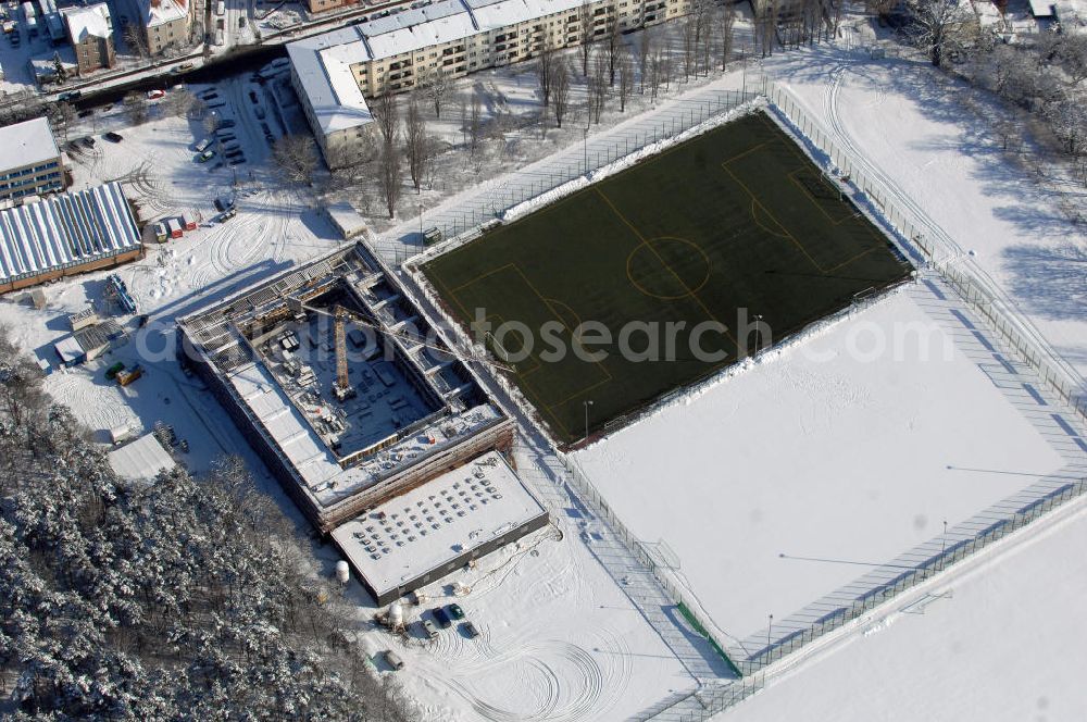 Aerial image Berlin - Blick auf die winterlich verschneite Baustelle der Großsporthalle / Sporthalle Alte Försterei in Köpenick. Die Baustelle gehört zu den umliegenden Sportstätte am Stadion welches Heimspielstätte des 1. FC Union Berlin ist. Das Stadion sowie die umliegenden Sportstätten werden im Norden durch den Volkspark Wuhlheide, im Osten durch die Hämmerlingstraße, im Süden durch die Wuhle (die an dieser Stelle in die Spree mündet) und im Westen durch die Straße An der Wuhlheide begrenzt. Seit Frühjahr 2008 erfolgt der Umbau der Ballstätten zu einer Großsporthalle. Kontakt Architekt: Numrich Albrecht Klumpp, Gesellschaft von Architekten mbH, Architekten BDA, Kohlfurter Straße 41-43, 10999 Berlin, Tel. 030 6167692 0, Fax 030 6167692 30, info@nak-architekten.de (BANZHAF Bau)