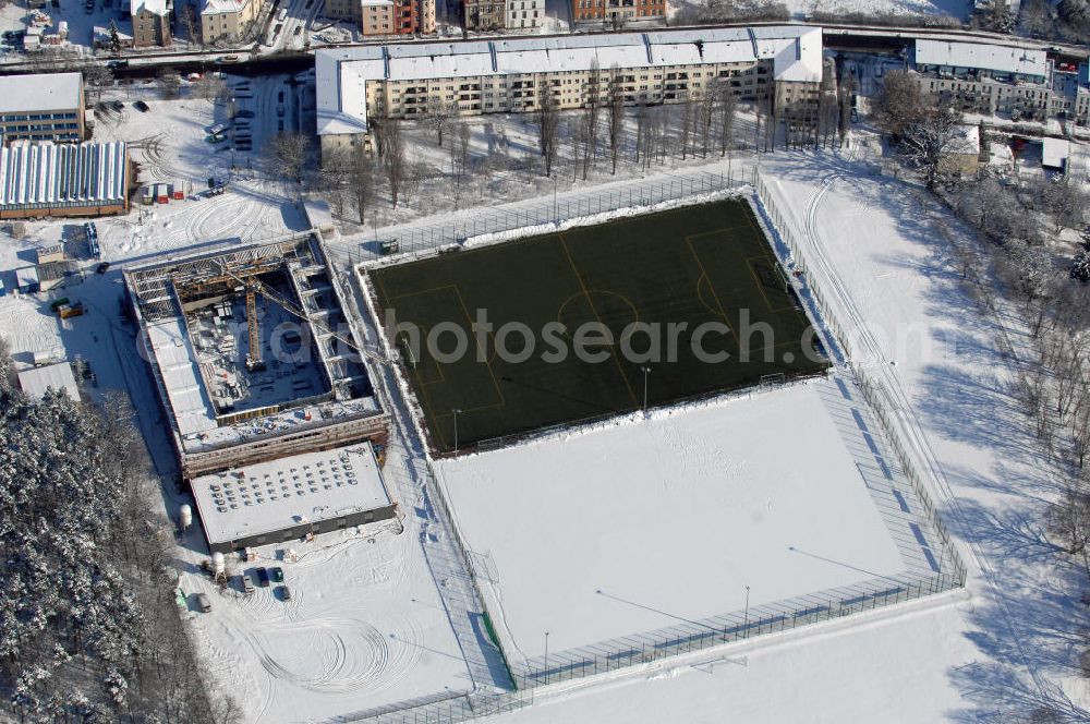 Aerial photograph Berlin - Blick auf die winterlich verschneite Baustelle der Großsporthalle / Sporthalle Alte Försterei in Köpenick. Die Baustelle gehört zu den umliegenden Sportstätte am Stadion welches Heimspielstätte des 1. FC Union Berlin ist. Das Stadion sowie die umliegenden Sportstätten werden im Norden durch den Volkspark Wuhlheide, im Osten durch die Hämmerlingstraße, im Süden durch die Wuhle (die an dieser Stelle in die Spree mündet) und im Westen durch die Straße An der Wuhlheide begrenzt. Seit Frühjahr 2008 erfolgt der Umbau der Ballstätten zu einer Großsporthalle. Kontakt Architekt: Numrich Albrecht Klumpp, Gesellschaft von Architekten mbH, Architekten BDA, Kohlfurter Straße 41-43, 10999 Berlin, Tel. 030 6167692 0, Fax 030 6167692 30, info@nak-architekten.de (BANZHAF Bau)