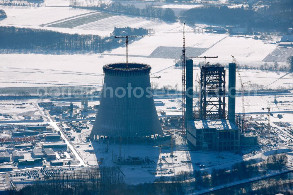 Aerial image Datteln - Winterlich verschneite Baustelle des neue Steinkohlekraftwerk Datteln am Dortmund-Ems-Kanal. Der Kraftwerksneubau ist auch bekannt als EON Datteln 4 Datteln 4 geht 2012 als Monoblockanlage mit einer Bruttoleistung von 1.100 MW in Betrieb und ersetzt die Blöcke 1 bis 3 in Datteln und Shamrock in Herne, die ihr technisch-wirtschaftliches Laufzeitende erreichen werden. Snowy winter construction site of new coal-fired power plant dates on the Dortmund-Ems Canal.