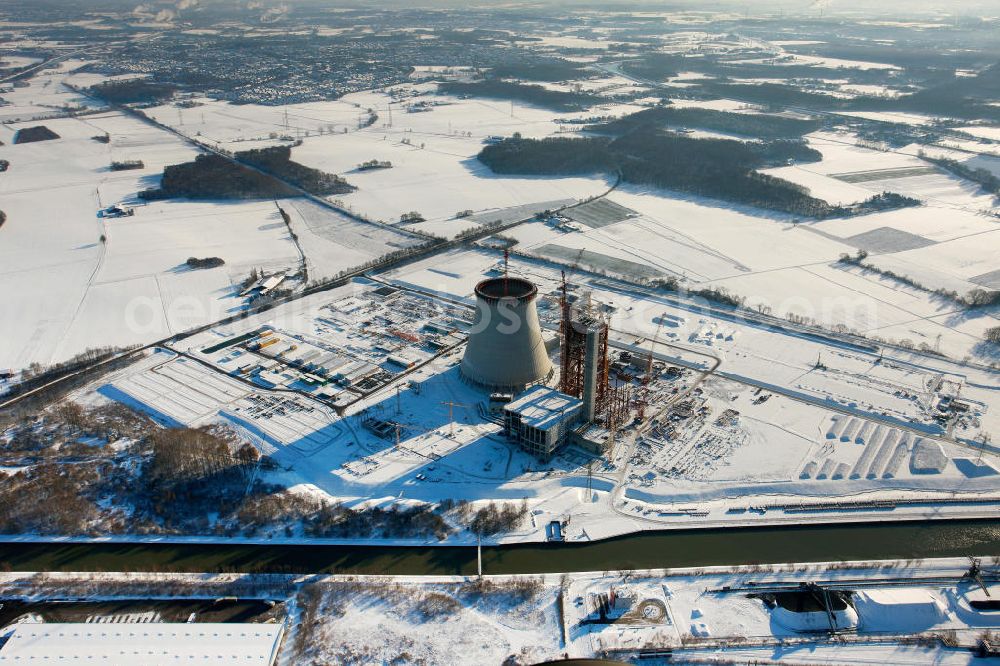 Aerial photograph Datteln - Winterlich verschneite Baustelle des neue Steinkohlekraftwerk Datteln am Dortmund-Ems-Kanal. Der Kraftwerksneubau ist auch bekannt als EON Datteln 4 Datteln 4 geht 2012 als Monoblockanlage mit einer Bruttoleistung von 1.100 MW in Betrieb und ersetzt die Blöcke 1 bis 3 in Datteln und Shamrock in Herne, die ihr technisch-wirtschaftliches Laufzeitende erreichen werden. Snowy winter construction site of new coal-fired power plant dates on the Dortmund-Ems Canal.