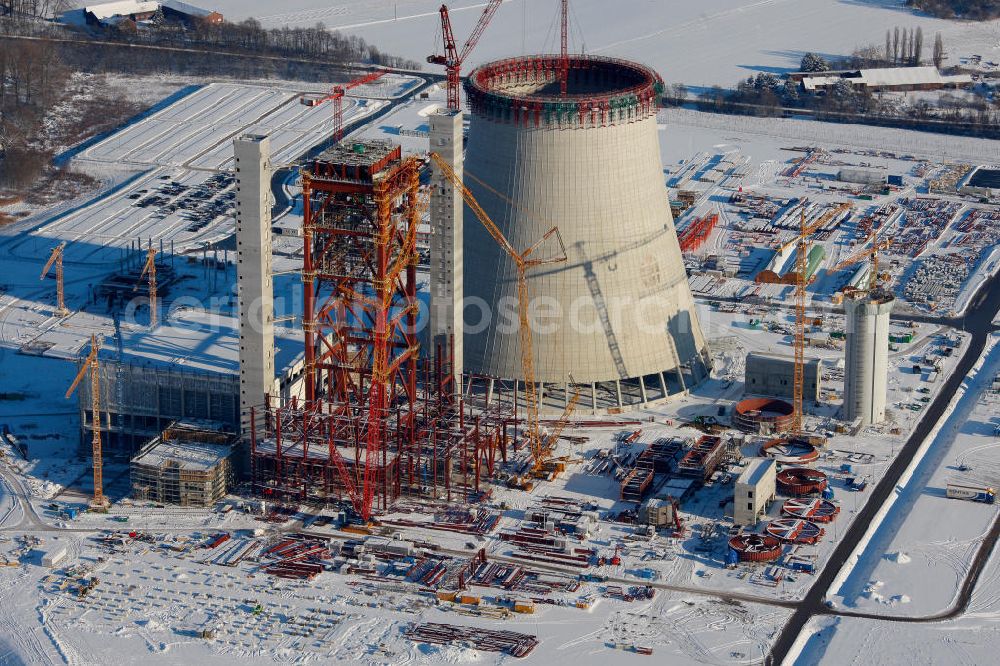 Datteln from above - Winterlich verschneite Baustelle des neue Steinkohlekraftwerk Datteln am Dortmund-Ems-Kanal. Der Kraftwerksneubau ist auch bekannt als EON Datteln 4 Datteln 4 geht 2012 als Monoblockanlage mit einer Bruttoleistung von 1.100 MW in Betrieb und ersetzt die Blöcke 1 bis 3 in Datteln und Shamrock in Herne, die ihr technisch-wirtschaftliches Laufzeitende erreichen werden. Snowy winter construction site of new coal-fired power plant dates on the Dortmund-Ems Canal.