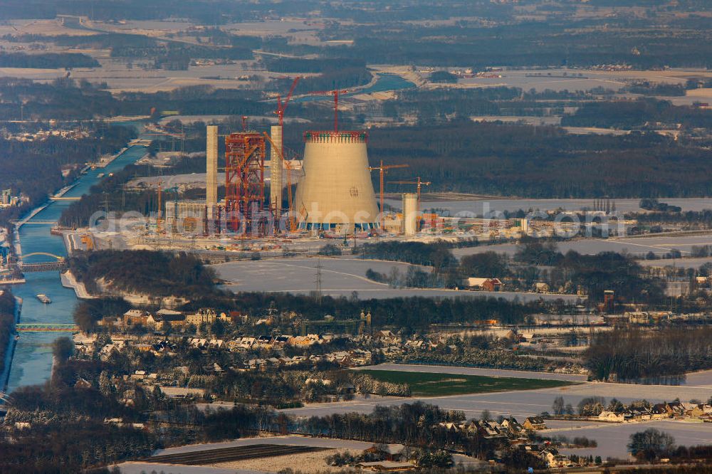 Datteln from the bird's eye view: Winterlich verschneite Baustelle des neue Steinkohlekraftwerk Datteln am Dortmund-Ems-Kanal. Der Kraftwerksneubau ist auch bekannt als EON Datteln 4 Datteln 4 geht 2012 als Monoblockanlage mit einer Bruttoleistung von 1.100 MW in Betrieb und ersetzt die Blöcke 1 bis 3 in Datteln und Shamrock in Herne, die ihr technisch-wirtschaftliches Laufzeitende erreichen werden. Snowy winter construction site of new coal-fired power plant dates on the Dortmund-Ems Canal.