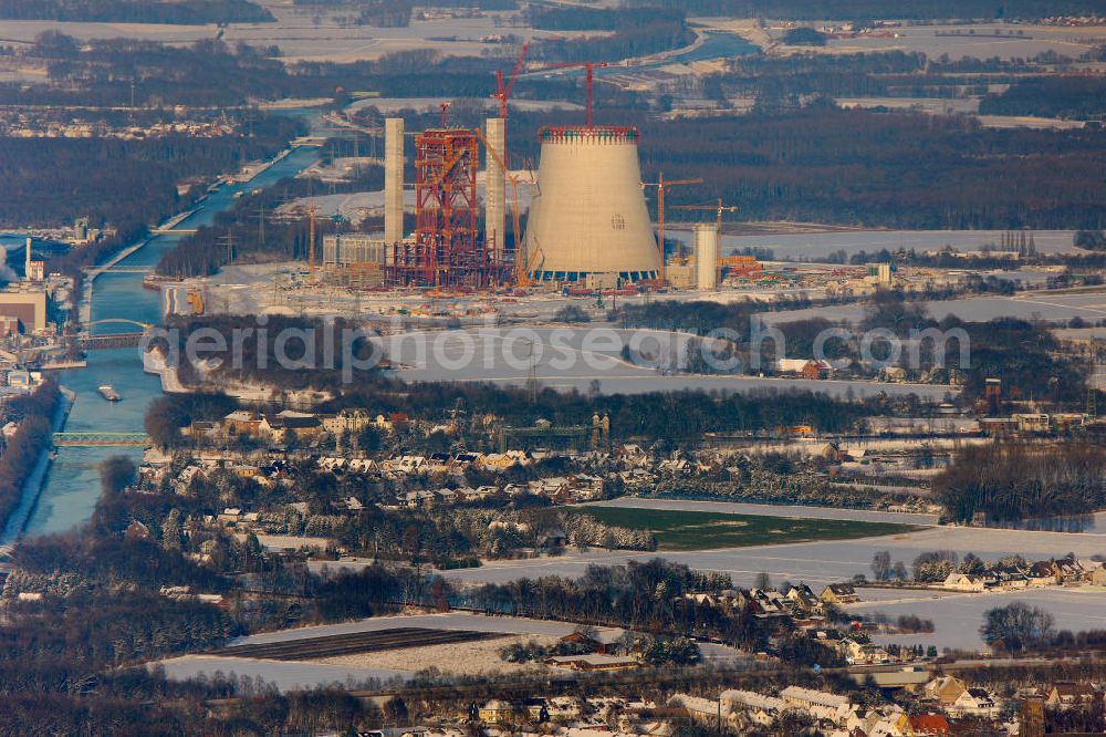 Aerial image Datteln - Winterlich verschneite Baustelle des neue Steinkohlekraftwerk Datteln am Dortmund-Ems-Kanal. Der Kraftwerksneubau ist auch bekannt als EON Datteln 4 Datteln 4 geht 2012 als Monoblockanlage mit einer Bruttoleistung von 1.100 MW in Betrieb und ersetzt die Blöcke 1 bis 3 in Datteln und Shamrock in Herne, die ihr technisch-wirtschaftliches Laufzeitende erreichen werden. Snowy winter construction site of new coal-fired power plant dates on the Dortmund-Ems Canal.