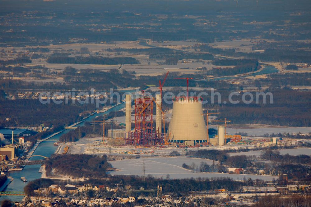 Aerial photograph Datteln - Winterlich verschneite Baustelle des neue Steinkohlekraftwerk Datteln am Dortmund-Ems-Kanal. Der Kraftwerksneubau ist auch bekannt als EON Datteln 4 Datteln 4 geht 2012 als Monoblockanlage mit einer Bruttoleistung von 1.100 MW in Betrieb und ersetzt die Blöcke 1 bis 3 in Datteln und Shamrock in Herne, die ihr technisch-wirtschaftliches Laufzeitende erreichen werden. Snowy winter construction site of new coal-fired power plant dates on the Dortmund-Ems Canal.