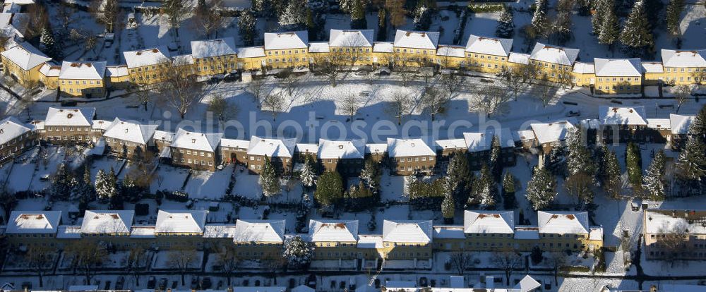 Mülheim from the bird's eye view: Blick auf die winterlich verschneite Broich-Saliersiedlung in Mülheim, Nordrhein-Westfalen. Die Siedlung liegt in der gleichnamigen Salierstraße. View of the Broich Salier settlement in Mülheim, North Rhine-Westphalia. The settlement is in the Salierstraße.