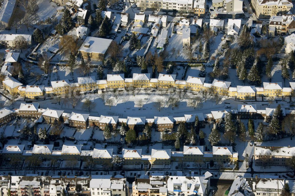 Aerial image Mülheim - Blick auf die winterlich verschneite Broich-Saliersiedlung in Mülheim, Nordrhein-Westfalen. Die Siedlung liegt in der gleichnamigen Salierstraße. View of the Broich Salier settlement in Mülheim, North Rhine-Westphalia. The settlement is in the Salierstraße.