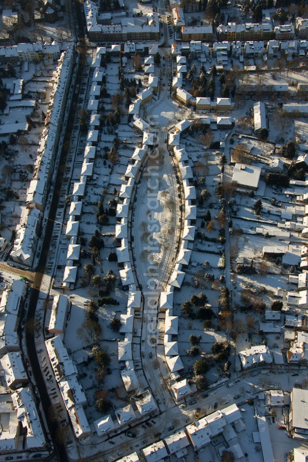 Aerial photograph Mülheim - Blick auf die winterlich verschneite Broich-Saliersiedlung in Mülheim, Nordrhein-Westfalen. Die Siedlung liegt in der gleichnamigen Salierstraße. View of the Broich Salier settlement in Mülheim, North Rhine-Westphalia. The settlement is in the Salierstraße.