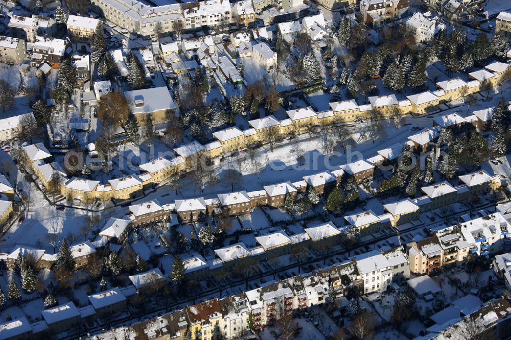 Mülheim from above - Blick auf die winterlich verschneite Broich-Saliersiedlung in Mülheim, Nordrhein-Westfalen. Die Siedlung liegt in der gleichnamigen Salierstraße. View of the Broich Salier settlement in Mülheim, North Rhine-Westphalia. The settlement is in the Salierstraße.