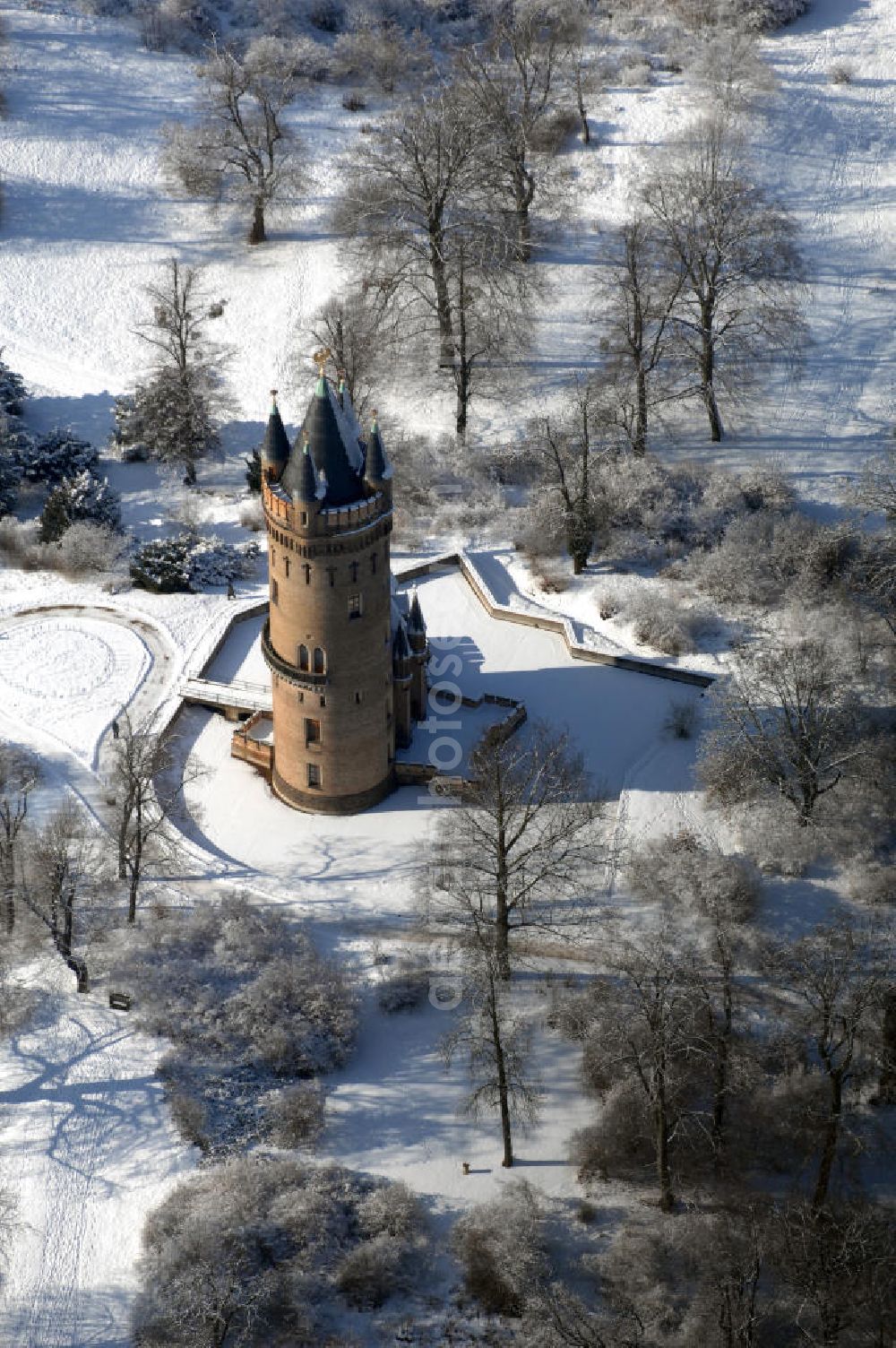 Aerial image POTSDAM - Blick auf den winterlich verschneiten Flatowturm im Park Babelsberg. Der Turm wurde in den Jahren 1853-1856 nach Plänen des Architekten Strack und unter der Leitung von Martin Gottgetreu errichtet. Der Flatowturm ist ein 46 Meter hoher Wohnturm. Kontakt: Stiftung Preußische Schlösser und Gärten Berlin-Brandenburg, 14414 Potsdam, Tel. 0331 9694 0, Fax 0331 9694 107