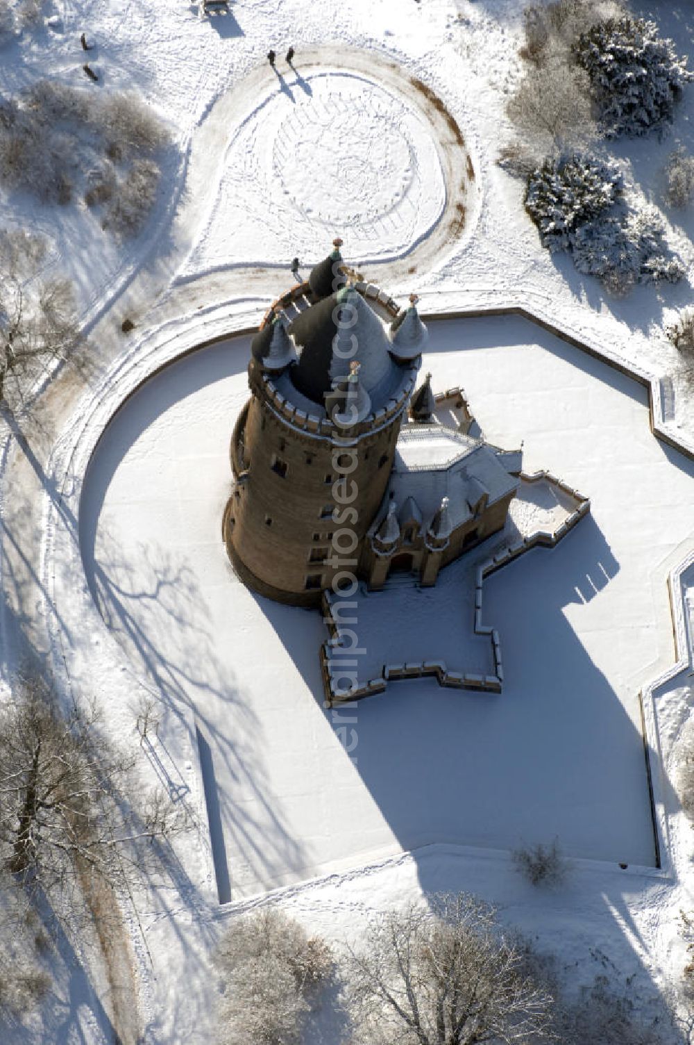 Aerial photograph POTSDAM - Blick auf den winterlich verschneiten Flatowturm im Park Babelsberg. Der Turm wurde in den Jahren 1853-1856 nach Plänen des Architekten Strack und unter der Leitung von Martin Gottgetreu errichtet. Der Flatowturm ist ein 46 Meter hoher Wohnturm. Kontakt: Stiftung Preußische Schlösser und Gärten Berlin-Brandenburg, 14414 Potsdam, Tel. 0331 9694 0, Fax 0331 9694 107