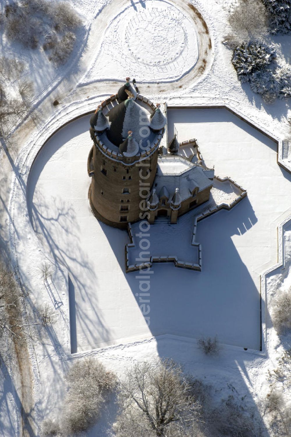 POTSDAM from above - Blick auf den winterlich verschneiten Flatowturm im Park Babelsberg. Der Turm wurde in den Jahren 1853-1856 nach Plänen des Architekten Strack und unter der Leitung von Martin Gottgetreu errichtet. Der Flatowturm ist ein 46 Meter hoher Wohnturm. Kontakt: Stiftung Preußische Schlösser und Gärten Berlin-Brandenburg, 14414 Potsdam, Tel. 0331 9694 0, Fax 0331 9694 107