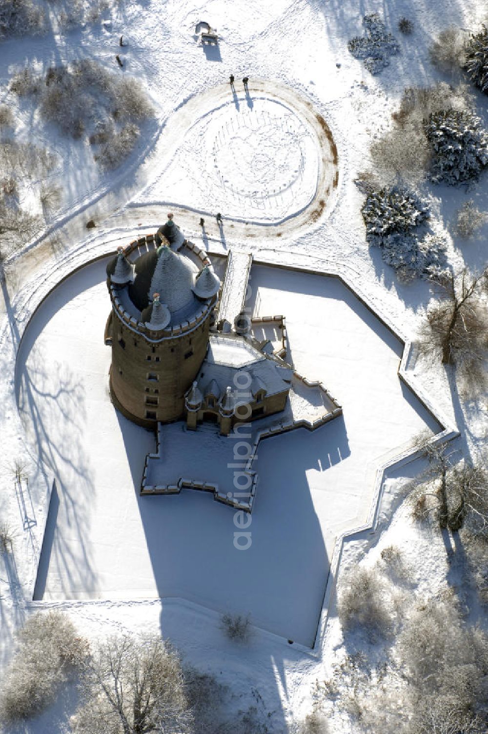 POTSDAM from the bird's eye view: Blick auf den winterlich verschneiten Flatowturm im Park Babelsberg. Der Turm wurde in den Jahren 1853-1856 nach Plänen des Architekten Strack und unter der Leitung von Martin Gottgetreu errichtet. Der Flatowturm ist ein 46 Meter hoher Wohnturm. Kontakt: Stiftung Preußische Schlösser und Gärten Berlin-Brandenburg, 14414 Potsdam, Tel. 0331 9694 0, Fax 0331 9694 107