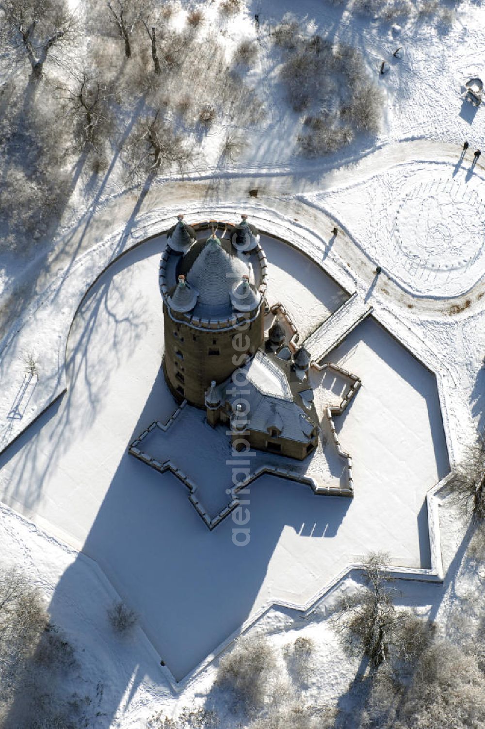 Aerial image POTSDAM - Blick auf den winterlich verschneiten Flatowturm im Park Babelsberg. Der Turm wurde in den Jahren 1853-1856 nach Plänen des Architekten Strack und unter der Leitung von Martin Gottgetreu errichtet. Der Flatowturm ist ein 46 Meter hoher Wohnturm. Kontakt: Stiftung Preußische Schlösser und Gärten Berlin-Brandenburg, 14414 Potsdam, Tel. 0331 9694 0, Fax 0331 9694 107