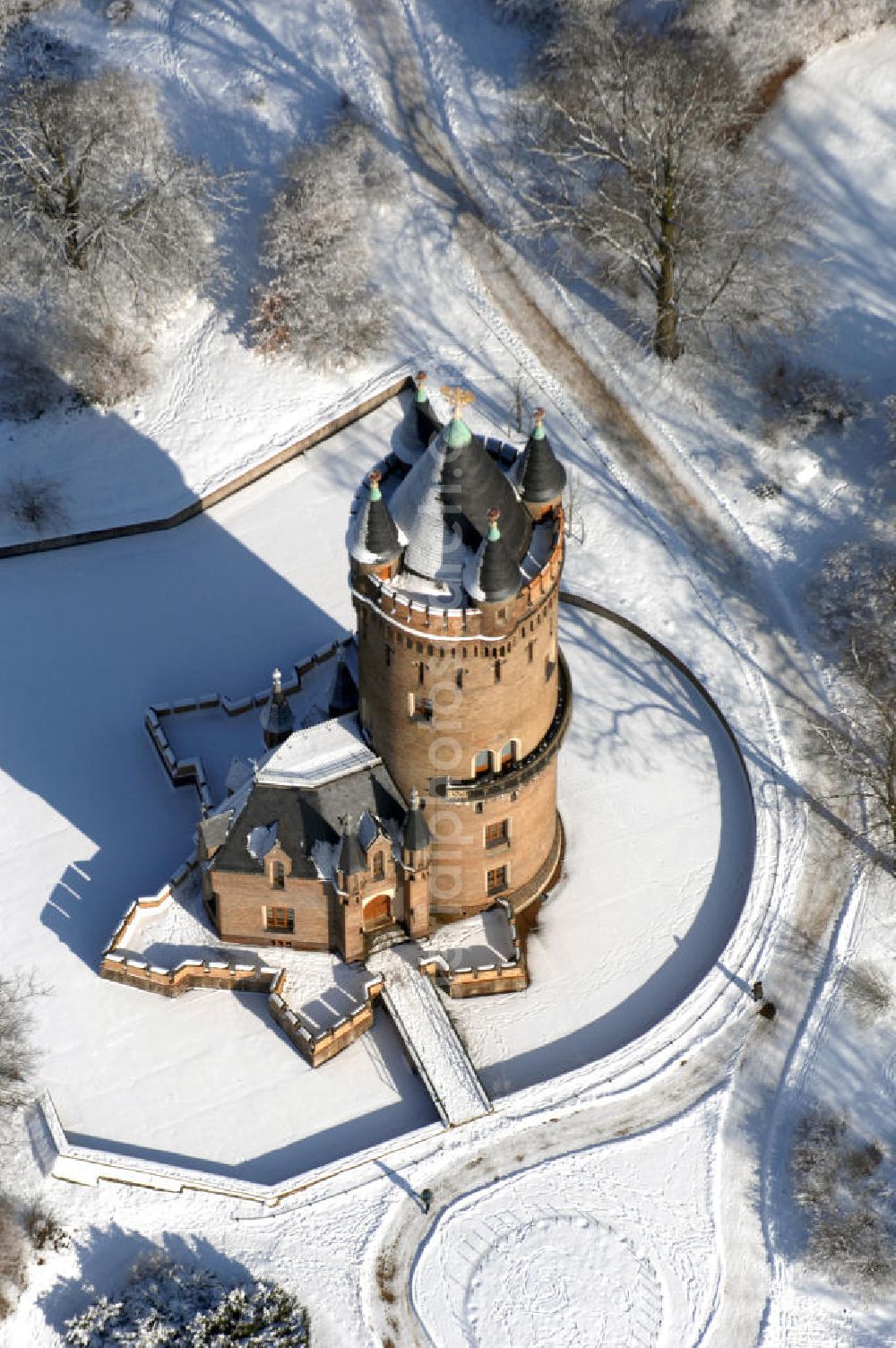 Aerial photograph POTSDAM - Blick auf den winterlich verschneiten Flatowturm im Park Babelsberg. Der Turm wurde in den Jahren 1853-1856 nach Plänen des Architekten Strack und unter der Leitung von Martin Gottgetreu errichtet. Der Flatowturm ist ein 46 Meter hoher Wohnturm. Kontakt: Stiftung Preußische Schlösser und Gärten Berlin-Brandenburg, 14414 Potsdam, Tel. 0331 9694 0, Fax 0331 9694 107