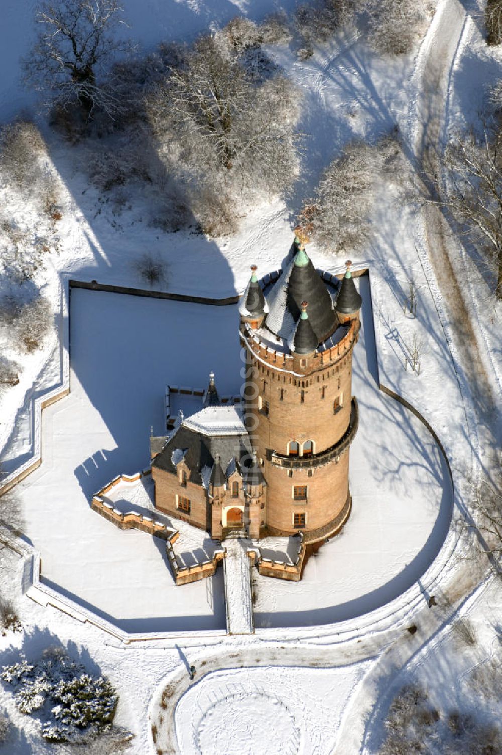 POTSDAM from the bird's eye view: Blick auf den winterlich verschneiten Flatowturm im Park Babelsberg. Der Turm wurde in den Jahren 1853-1856 nach Plänen des Architekten Strack und unter der Leitung von Martin Gottgetreu errichtet. Der Flatowturm ist ein 46 Meter hoher Wohnturm. Kontakt: Stiftung Preußische Schlösser und Gärten Berlin-Brandenburg, 14414 Potsdam, Tel. 0331 9694 0, Fax 0331 9694 107