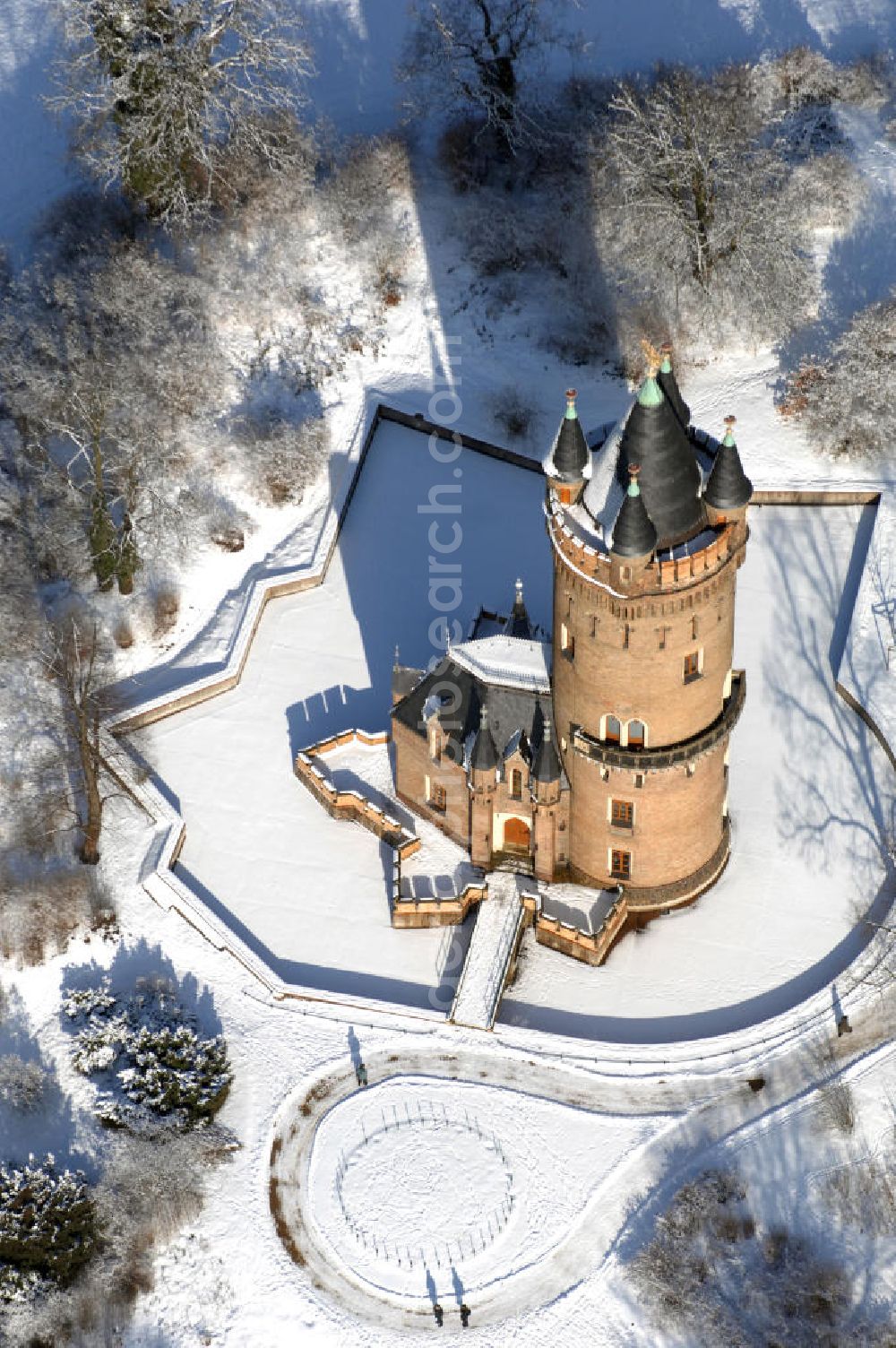 Aerial image POTSDAM - Blick auf den winterlich verschneiten Flatowturm im Park Babelsberg. Der Turm wurde in den Jahren 1853-1856 nach Plänen des Architekten Strack und unter der Leitung von Martin Gottgetreu errichtet. Der Flatowturm ist ein 46 Meter hoher Wohnturm. Kontakt: Stiftung Preußische Schlösser und Gärten Berlin-Brandenburg, 14414 Potsdam, Tel. 0331 9694 0, Fax 0331 9694 107