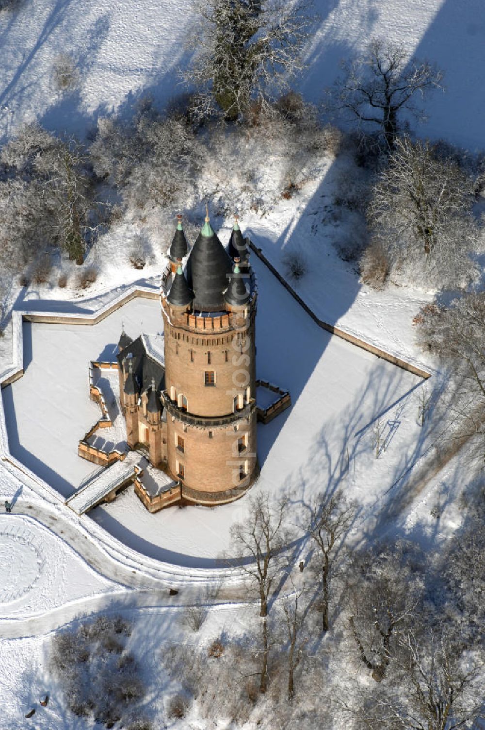 Aerial photograph POTSDAM - Blick auf den winterlich verschneiten Flatowturm im Park Babelsberg. Der Turm wurde in den Jahren 1853-1856 nach Plänen des Architekten Strack und unter der Leitung von Martin Gottgetreu errichtet. Der Flatowturm ist ein 46 Meter hoher Wohnturm. Kontakt: Stiftung Preußische Schlösser und Gärten Berlin-Brandenburg, 14414 Potsdam, Tel. 0331 9694 0, Fax 0331 9694 107