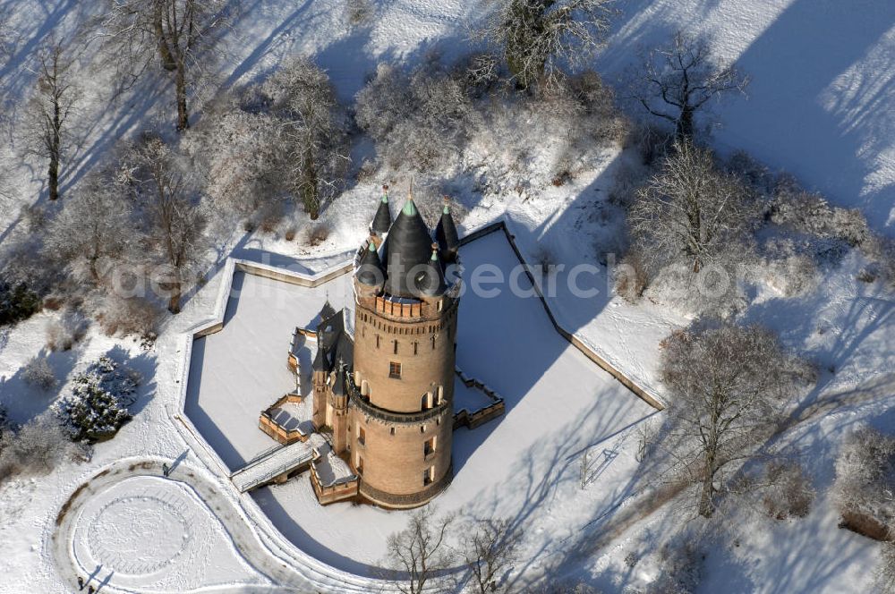 POTSDAM from above - Blick auf den winterlich verschneiten Flatowturm im Park Babelsberg. Der Turm wurde in den Jahren 1853-1856 nach Plänen des Architekten Strack und unter der Leitung von Martin Gottgetreu errichtet. Der Flatowturm ist ein 46 Meter hoher Wohnturm. Kontakt: Stiftung Preußische Schlösser und Gärten Berlin-Brandenburg, 14414 Potsdam, Tel. 0331 9694 0, Fax 0331 9694 107