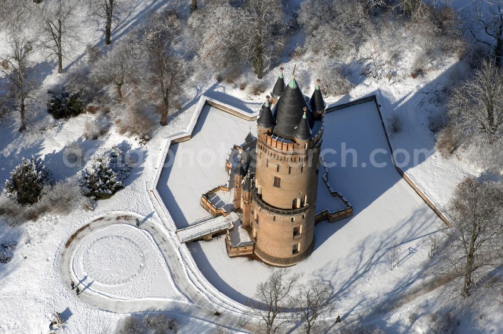 Aerial image POTSDAM - Blick auf den winterlich verschneiten Flatowturm im Park Babelsberg. Der Turm wurde in den Jahren 1853-1856 nach Plänen des Architekten Strack und unter der Leitung von Martin Gottgetreu errichtet. Der Flatowturm ist ein 46 Meter hoher Wohnturm. Kontakt: Stiftung Preußische Schlösser und Gärten Berlin-Brandenburg, 14414 Potsdam, Tel. 0331 9694 0, Fax 0331 9694 107