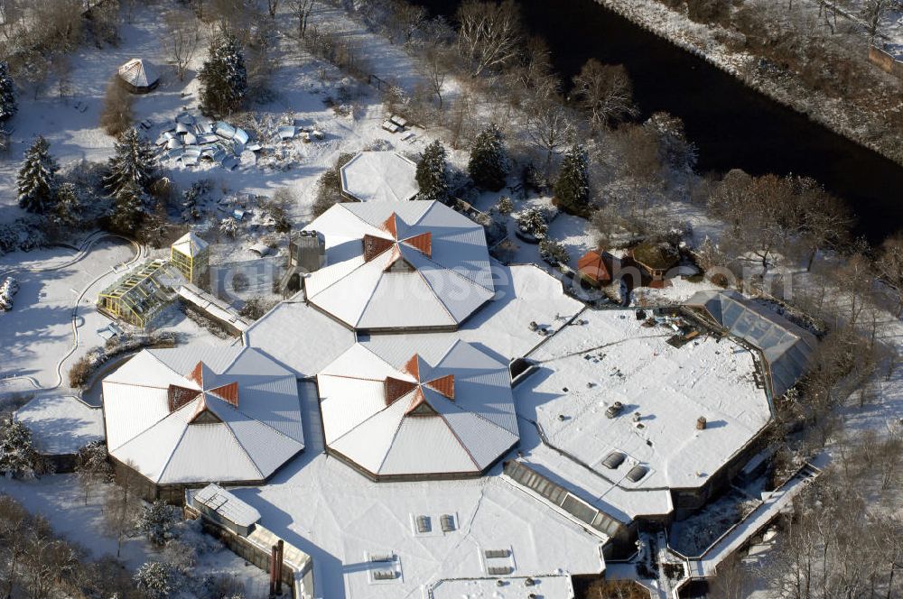 Berlin from the bird's eye view: Blick auf den winterlich verschneite Gelände des teilweise stillgelegten ehemaligen Badelandschaft BLUB. Derzeit begehbar ist nur die Saunalandschaft Saunawelt Al Andalus. Teile der ehemaligen Badewelt wurden bereits abgerissen, ein gesamtkonzept über die künftige Nutzung ist noch nicht entschieden.