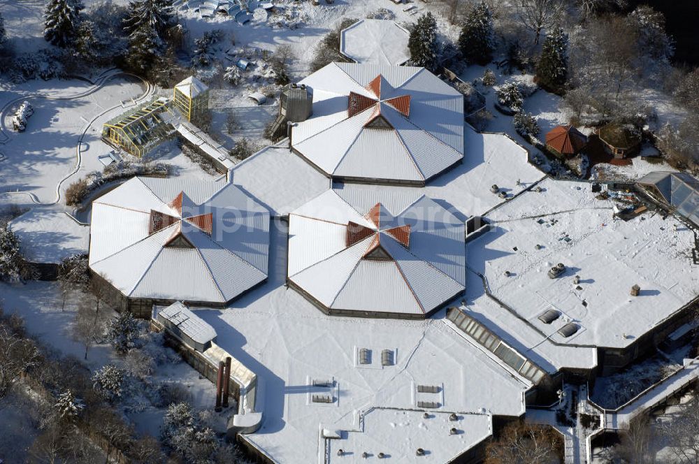 Aerial image Berlin - Blick auf den winterlich verschneite Gelände des teilweise stillgelegten ehemaligen Badelandschaft BLUB. Derzeit begehbar ist nur die Saunalandschaft Saunawelt Al Andalus. Teile der ehemaligen Badewelt wurden bereits abgerissen, ein gesamtkonzept über die künftige Nutzung ist noch nicht entschieden.