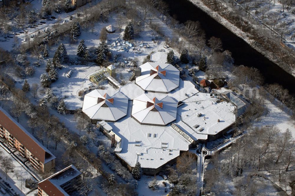 Aerial photograph Berlin - Blick auf den winterlich verschneite Gelände des teilweise stillgelegten ehemaligen Badelandschaft BLUB. Derzeit begehbar ist nur die Saunalandschaft Saunawelt Al Andalus. Teile der ehemaligen Badewelt wurden bereits abgerissen, ein gesamtkonzept über die künftige Nutzung ist noch nicht entschieden.