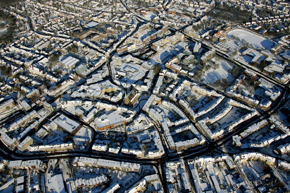 Aerial photograph Bottrop - Blick auf die winterlich verschneite Innenstadt von Bottrop in Nordrhein-Westfalen. Die Bauarbeiten am ZOB wurden im Oktober 2010 beendet. Die zentral gelegene Liebfrauenkirche steht unter Denkmalschutz. View of the wintry, snowy inner city of Bottrop in North Rhine-Westphalia. The construction on the central bus station was completed in October 2010. The centrally located Liebfrauen church is a listed building.