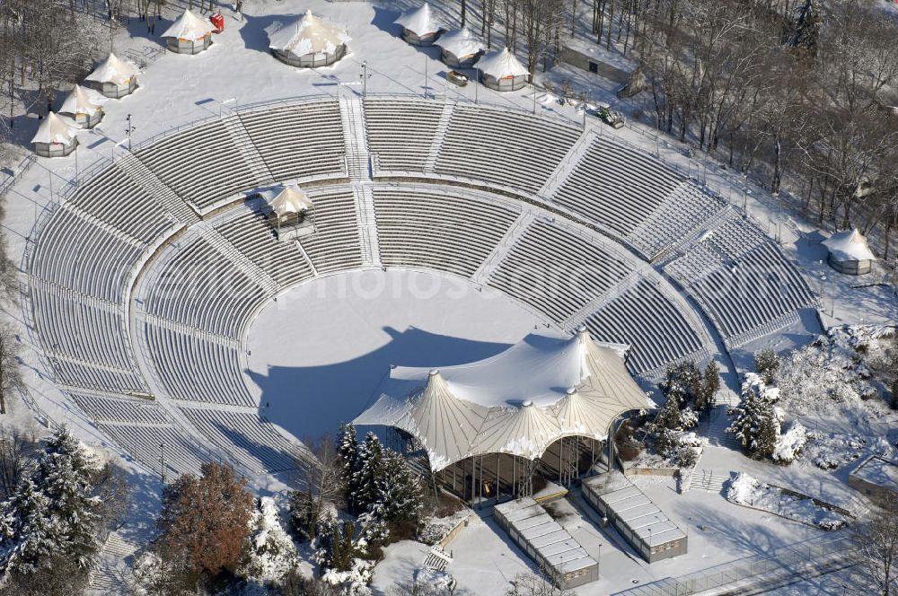 Berlin from above - Blick auf die winterlich verschneite Kindl-Bühne Wuhlheide (ehem. Parkbühne) An der Wuhlheide 187 in Berlin-Köpenick Tel. 030 53079530, Betriebsbüro Parkbühne Wuhlheide GmbH, Tel. 030 857581 0, Fax: 030 857581 22, email: info@wuhlheide.de