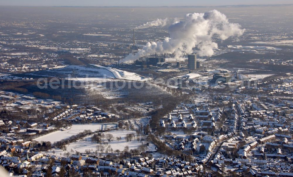 Aerial image Bottrop - Blick auf die winterlich verschneite Kokerei in Bottrop , Nordrhein-Westfalen. Die Kokerei produziert jährlich bis zu zwei Millionen Tonnen Koks. Am heutigen Standort ging 1928 die erste Kokerei in Betrieb. 1989 wurde die letzte Grundsanierung abgeschlossen. View of the winter snow cokery in Bottrop, North Rhine-Westphalia.The present term location was the first coal plant in operation, at 1928. In 1989, the last complete renovation completed.