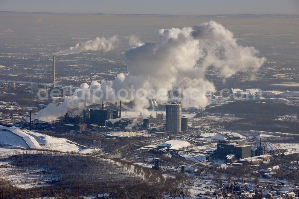 Aerial photograph Bottrop - Blick auf die winterlich verschneite Kokerei in Bottrop , Nordrhein-Westfalen. Die Kokerei produziert jährlich bis zu zwei Millionen Tonnen Koks. Am heutigen Standort ging 1928 die erste Kokerei in Betrieb. 1989 wurde die letzte Grundsanierung abgeschlossen. View of the winter snow cokery in Bottrop, North Rhine-Westphalia.The present term location was the first coal plant in operation, at 1928. In 1989, the last complete renovation completed.