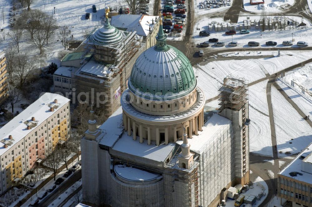 POTSDAM from above - Blick auf die winterlich verschneite eingerüstete Nikolaikirche am Alten Markt in Potsdam, welche von Karl Friedrich Schinkel entworfen wurde. Kontakt: Evangelische St. Nikolai-Kirchengemeinde, Am Alten Markt, 14467 Potsdam, Tel. 0331 2708602, Fax 0331 23700066, email: info@NikolaiPotsdam.de