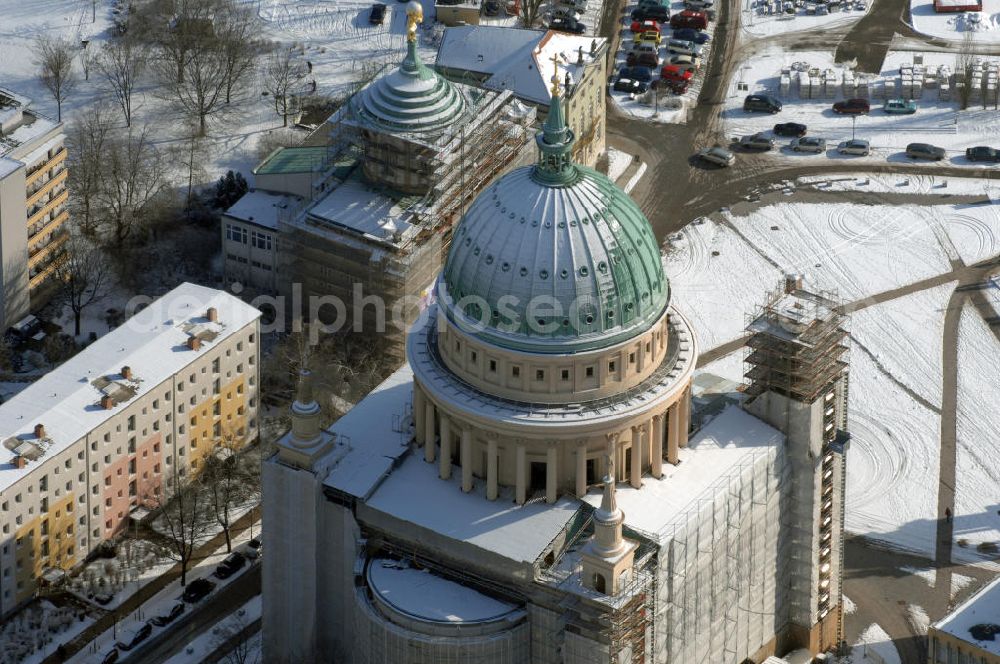 Aerial image POTSDAM - Blick auf die winterlich verschneite eingerüstete Nikolaikirche am Alten Markt in Potsdam, welche von Karl Friedrich Schinkel entworfen wurde. Kontakt: Evangelische St. Nikolai-Kirchengemeinde, Am Alten Markt, 14467 Potsdam, Tel. 0331 2708602, Fax 0331 23700066, email: info@NikolaiPotsdam.de