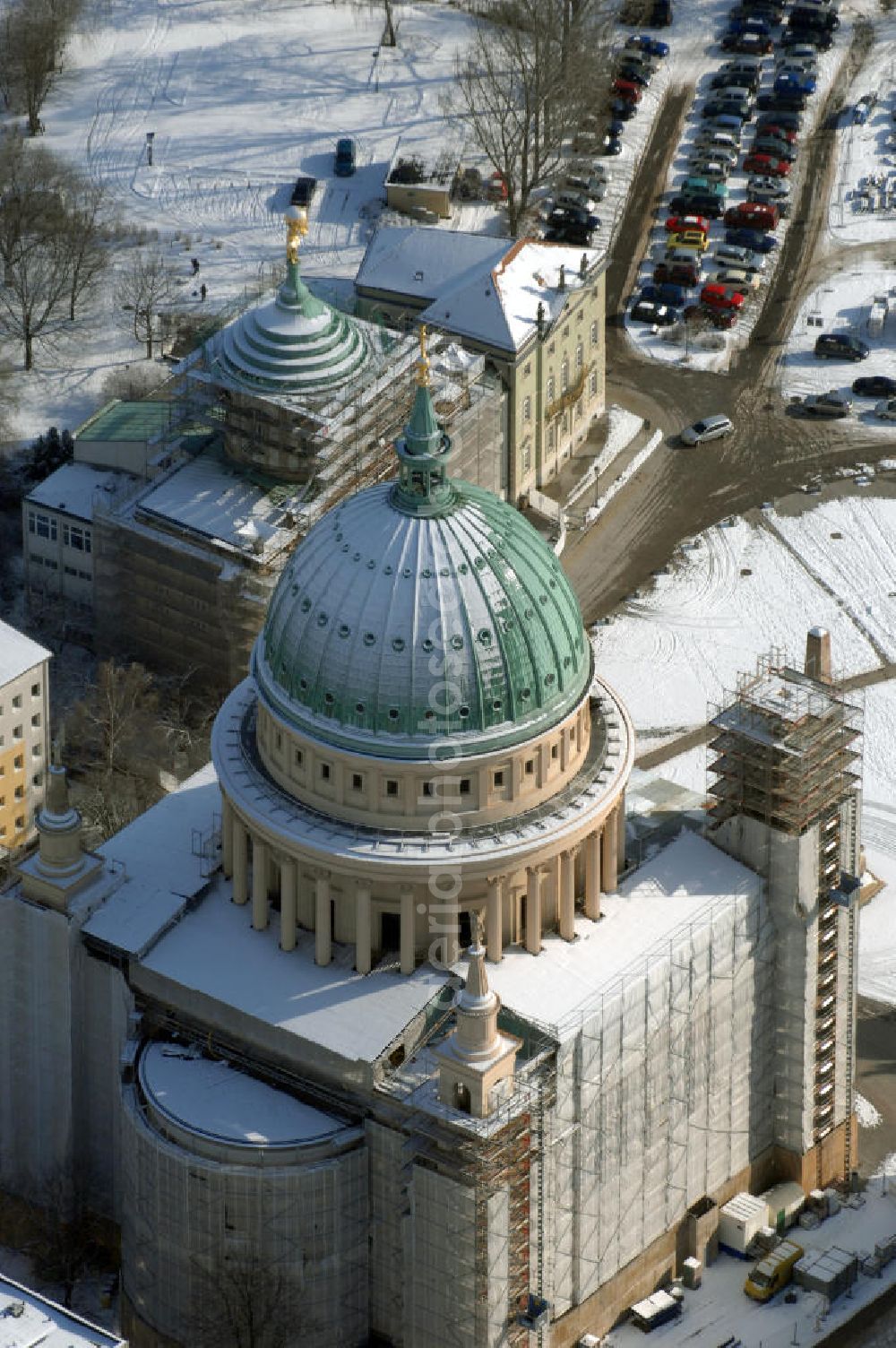 Aerial photograph POTSDAM - Blick auf die winterlich verschneite eingerüstete Nikolaikirche am Alten Markt in Potsdam, welche von Karl Friedrich Schinkel entworfen wurde. Kontakt: Evangelische St. Nikolai-Kirchengemeinde, Am Alten Markt, 14467 Potsdam, Tel. 0331 2708602, Fax 0331 23700066, email: info@NikolaiPotsdam.de