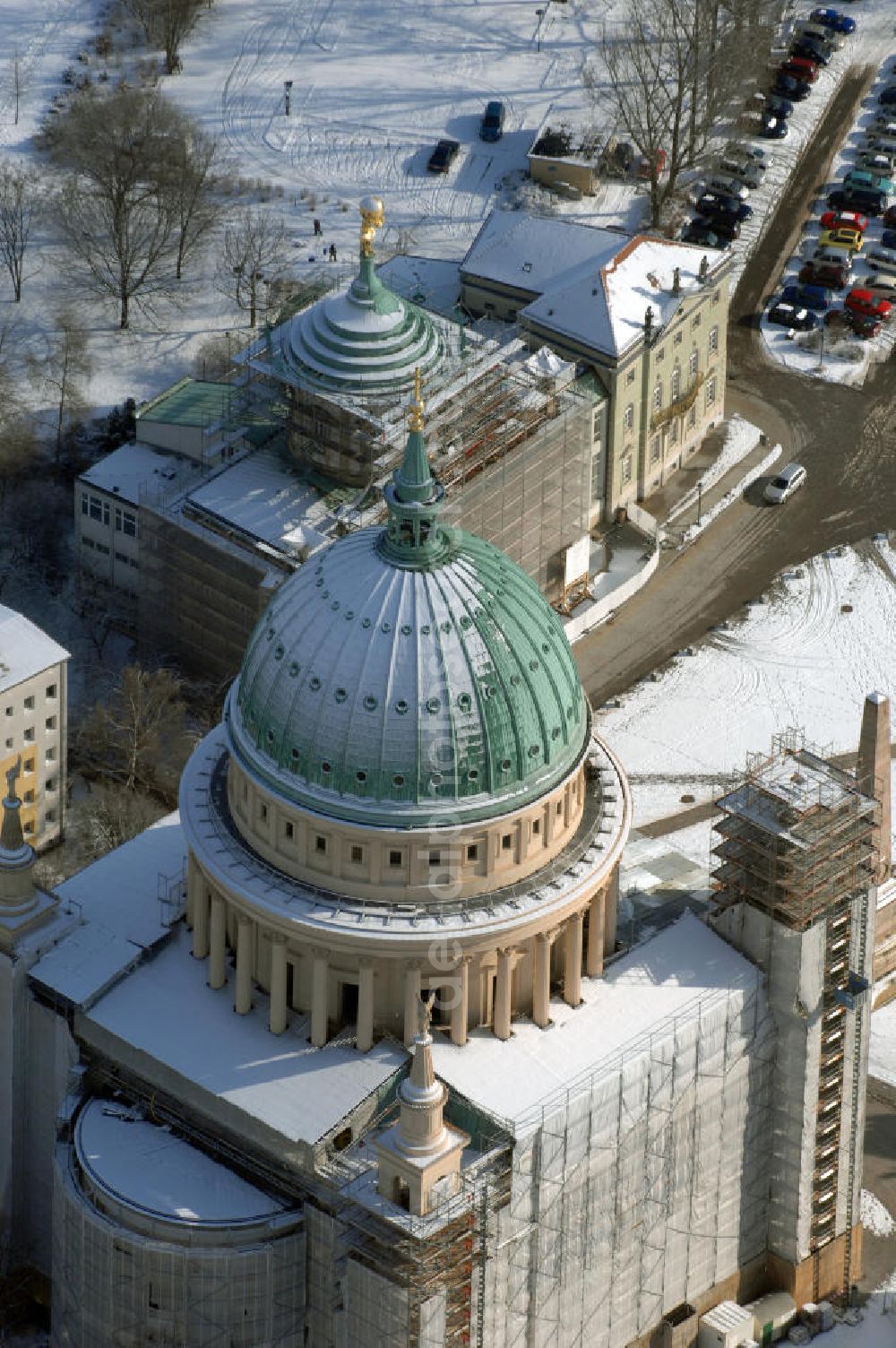 POTSDAM from above - Blick auf die winterlich verschneite eingerüstete Nikolaikirche am Alten Markt in Potsdam, welche von Karl Friedrich Schinkel entworfen wurde. Kontakt: Evangelische St. Nikolai-Kirchengemeinde, Am Alten Markt, 14467 Potsdam, Tel. 0331 2708602, Fax 0331 23700066, email: info@NikolaiPotsdam.de