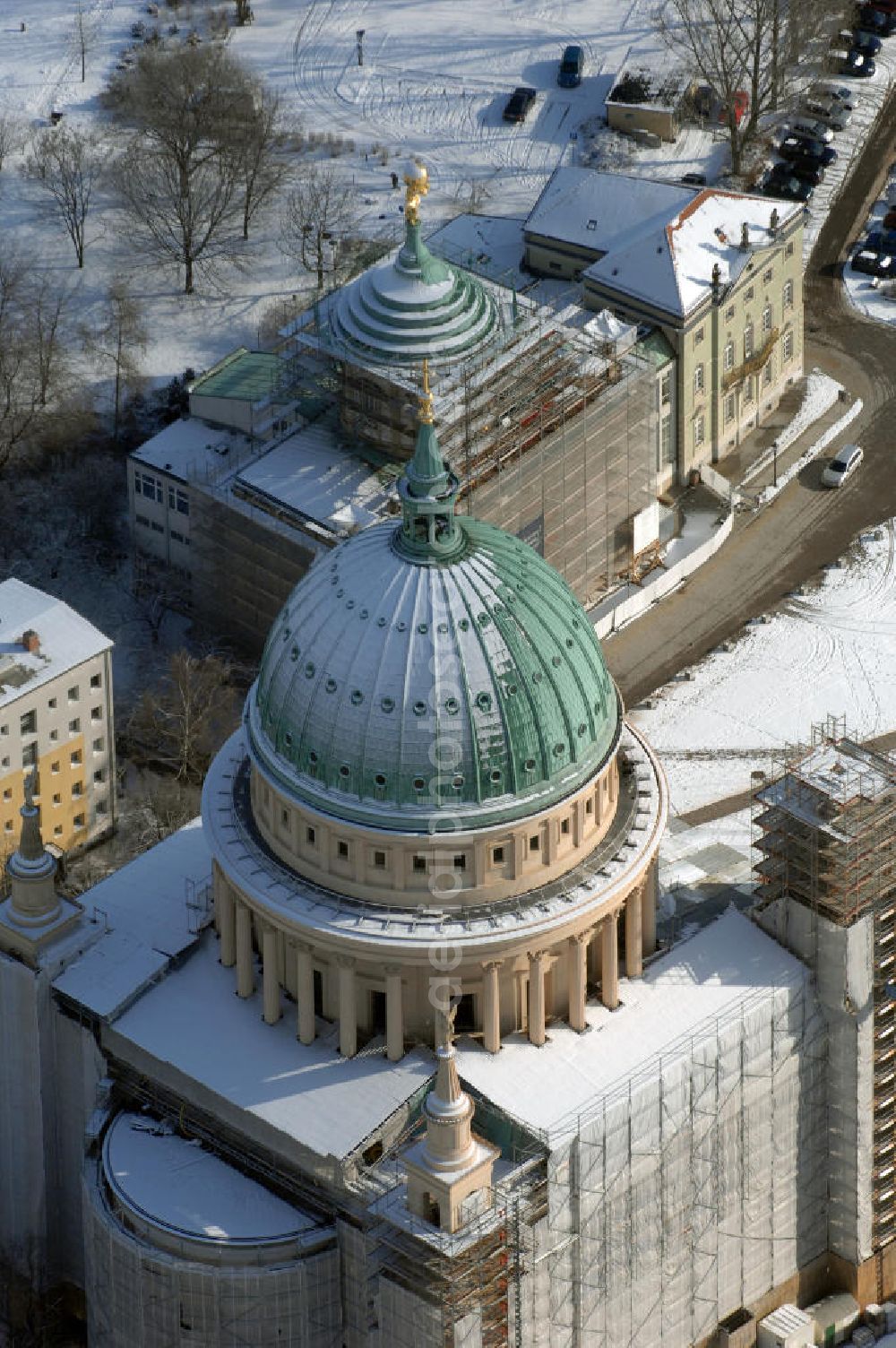 POTSDAM from the bird's eye view: Blick auf die winterlich verschneite eingerüstete Nikolaikirche am Alten Markt in Potsdam, welche von Karl Friedrich Schinkel entworfen wurde. Kontakt: Evangelische St. Nikolai-Kirchengemeinde, Am Alten Markt, 14467 Potsdam, Tel. 0331 2708602, Fax 0331 23700066, email: info@NikolaiPotsdam.de