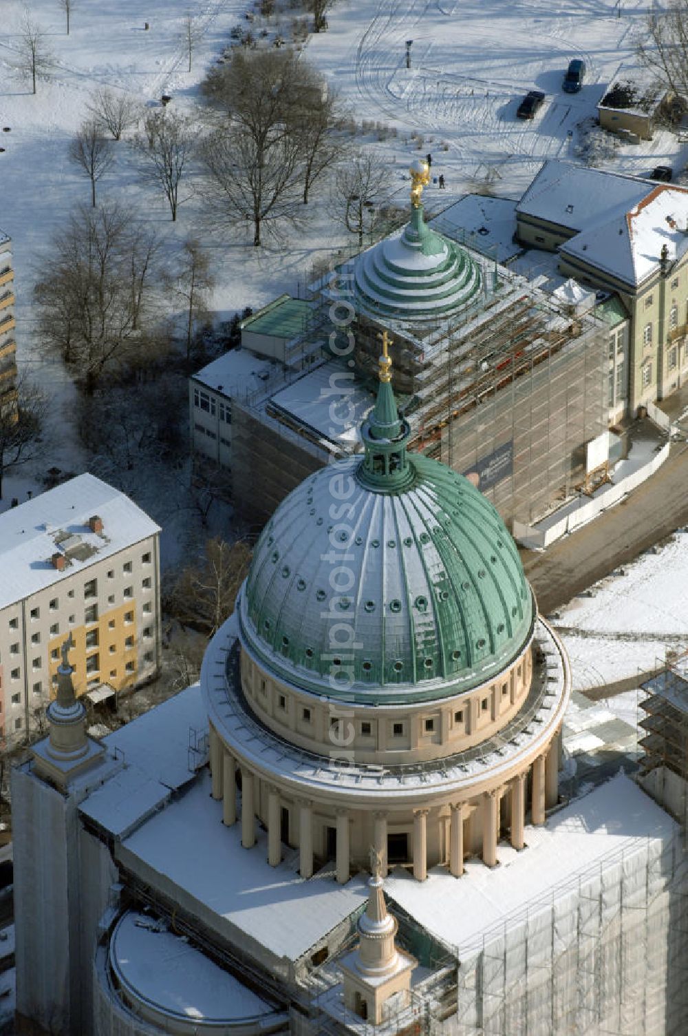 Aerial image POTSDAM - Blick auf die winterlich verschneite eingerüstete Nikolaikirche am Alten Markt in Potsdam, welche von Karl Friedrich Schinkel entworfen wurde. Kontakt: Evangelische St. Nikolai-Kirchengemeinde, Am Alten Markt, 14467 Potsdam, Tel. 0331 2708602, Fax 0331 23700066, email: info@NikolaiPotsdam.de