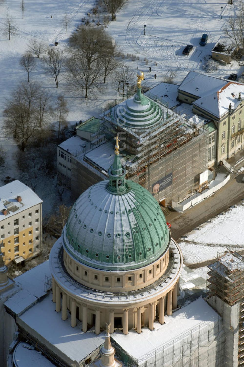 Aerial photograph POTSDAM - Blick auf die winterlich verschneite eingerüstete Nikolaikirche am Alten Markt in Potsdam, welche von Karl Friedrich Schinkel entworfen wurde. Kontakt: Evangelische St. Nikolai-Kirchengemeinde, Am Alten Markt, 14467 Potsdam, Tel. 0331 2708602, Fax 0331 23700066, email: info@NikolaiPotsdam.de