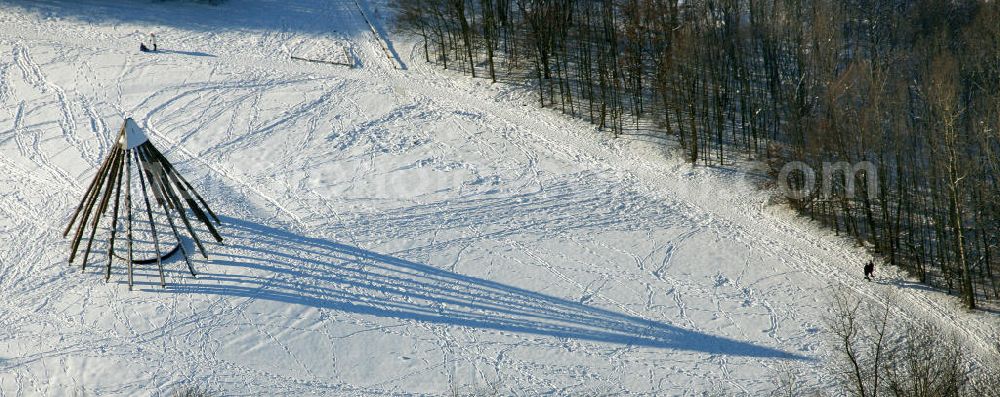 Bottrop from above - Winterlich verschneite Pyramide im Gesundheitspark am Knappschaftskrankenhaus Bottrop. Winter snow park at the hospital in the health pyramid Bottrop.