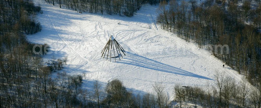 Bottrop from the bird's eye view: Winterlich verschneite Pyramide im Gesundheitspark am Knappschaftskrankenhaus Bottrop. Winter snow park at the hospital in the health pyramid Bottrop.