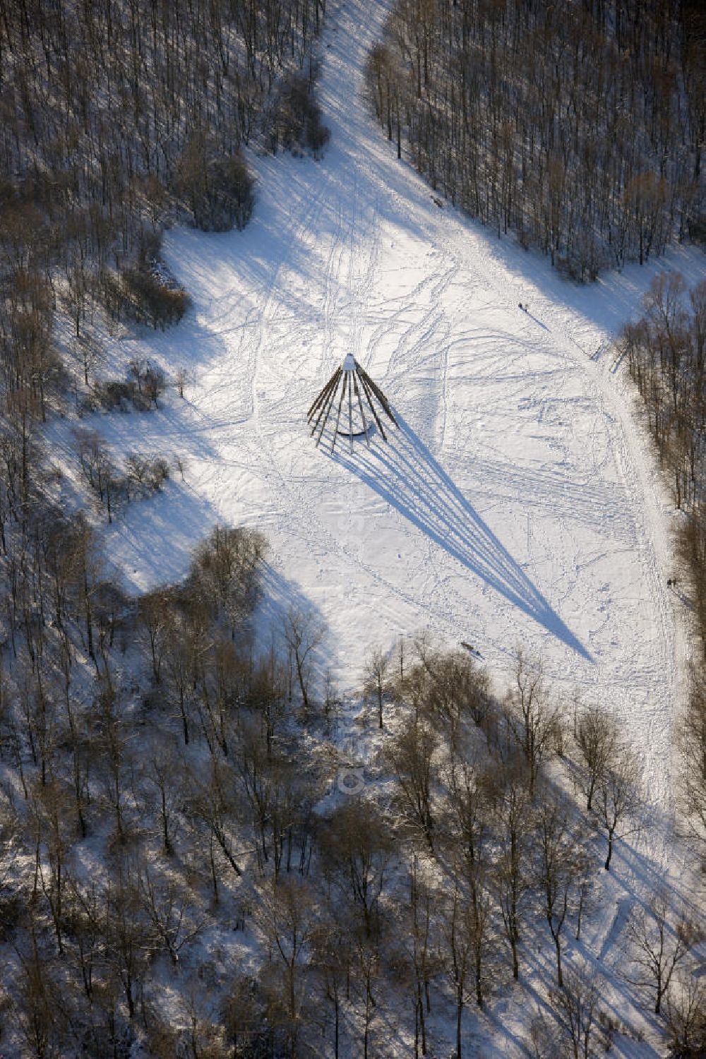 Aerial image Bottrop - Winterlich verschneite Pyramide im Gesundheitspark am Knappschaftskrankenhaus Bottrop. Winter snow park at the hospital in the health pyramid Bottrop.