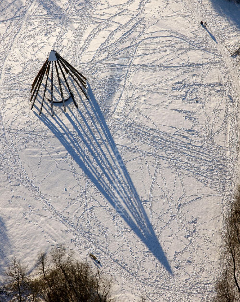 Aerial photograph Bottrop - Winterlich verschneite Pyramide im Gesundheitspark am Knappschaftskrankenhaus Bottrop. Winter snow park at the hospital in the health pyramid Bottrop.