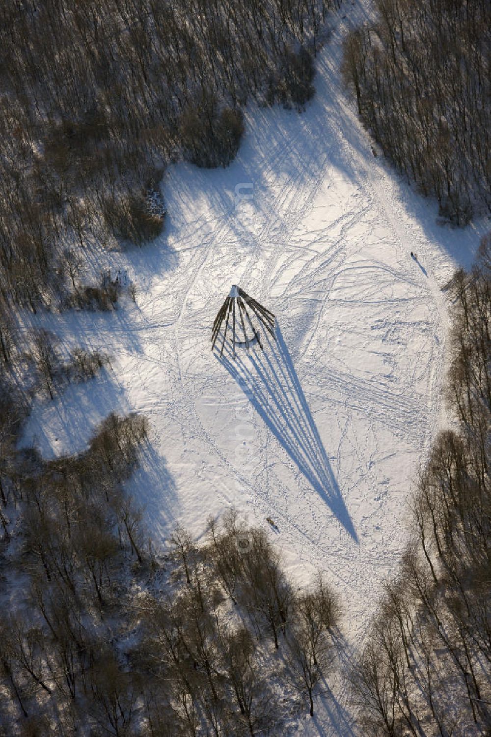 Bottrop from above - Winterlich verschneite Pyramide im Gesundheitspark am Knappschaftskrankenhaus Bottrop. Winter snow park at the hospital in the health pyramid Bottrop.