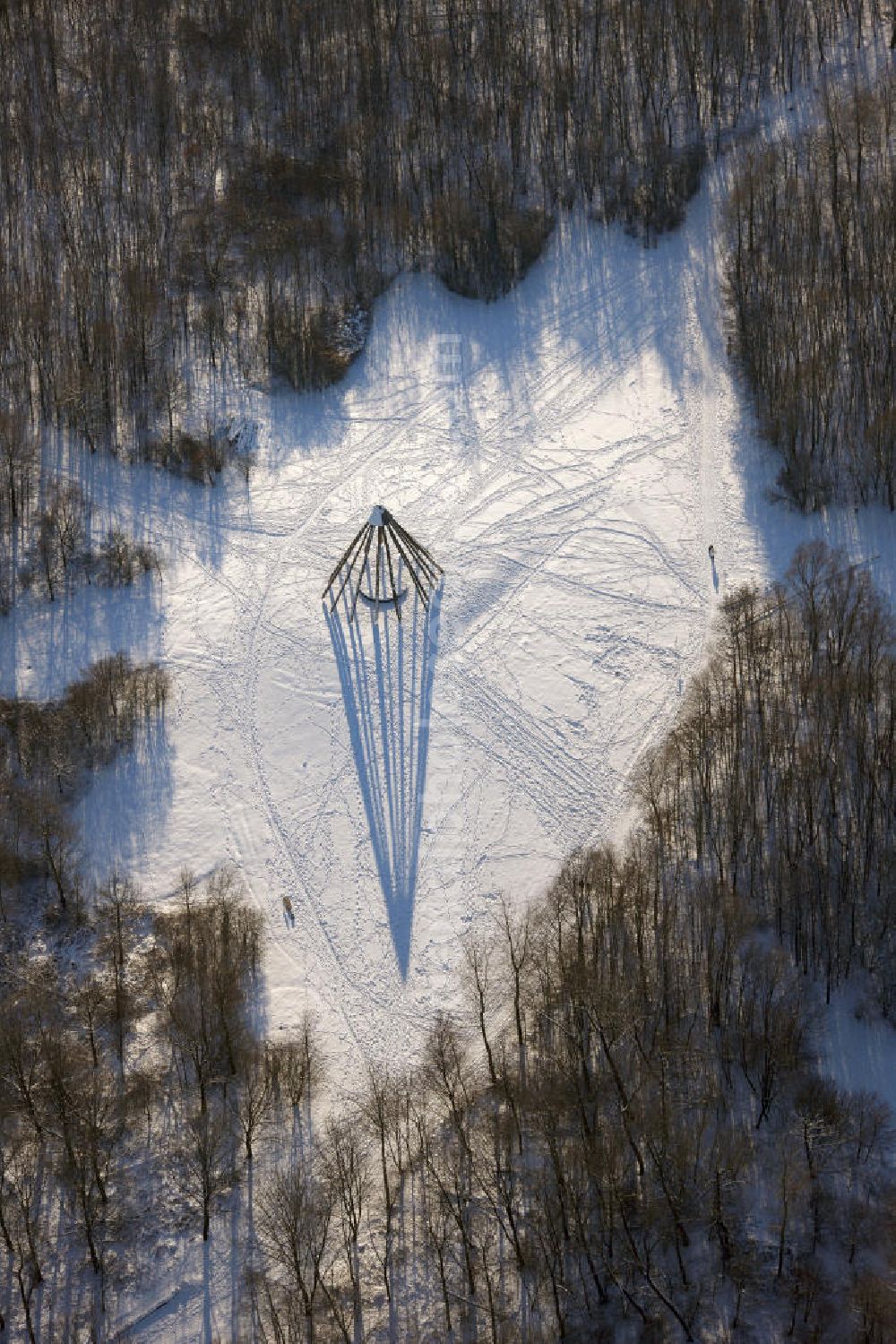 Bottrop from the bird's eye view: Winterlich verschneite Pyramide im Gesundheitspark am Knappschaftskrankenhaus Bottrop. Winter snow park at the hospital in the health pyramid Bottrop.