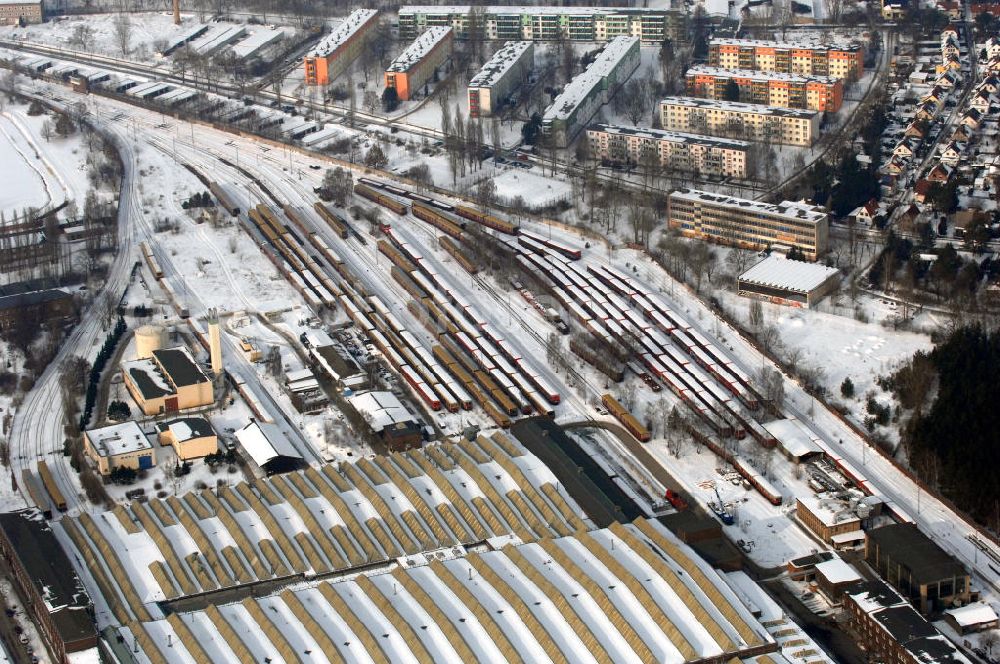 Berlin from above - Blick auf die winterlich verschneite Areal der Abstellgleise vor den Reparaturhallen der S-Bahn-Hauptwerkstatt / Bahnbetriebswerk in Berlin-Schöneweide. Wintry, snowy area of the sidings from the halls of repairing S-Bahn main workshop / depot in Berlin-Schoeneweide.