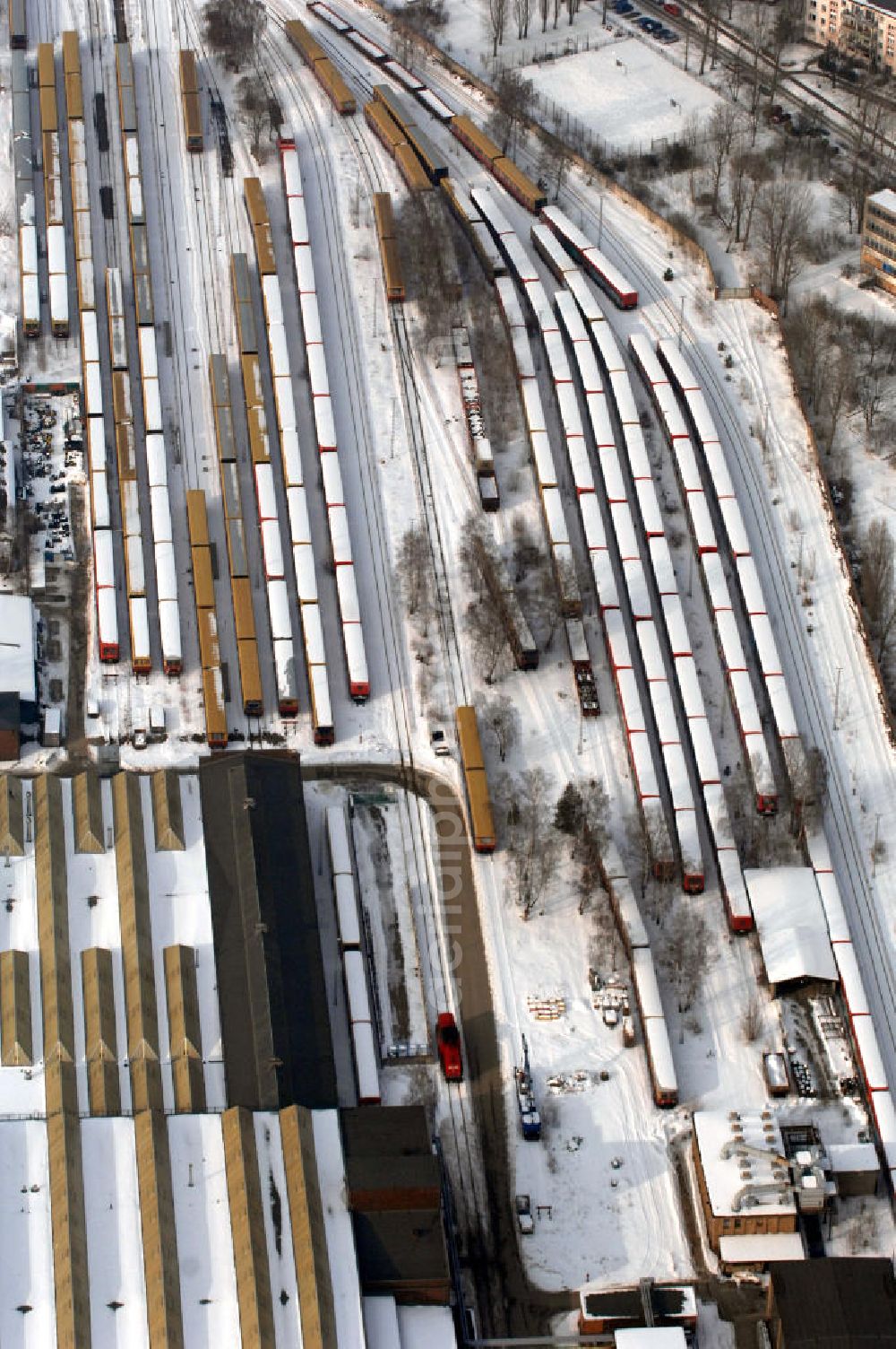 Aerial image Berlin - Blick auf die winterlich verschneite Areal der Abstellgleise vor den Reparaturhallen der S-Bahn-Hauptwerkstatt / Bahnbetriebswerk in Berlin-Schöneweide. Wintry, snowy area of the sidings from the halls of repairing S-Bahn main workshop / depot in Berlin-Schoeneweide.